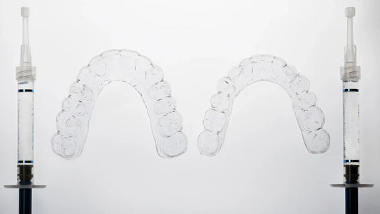 Gutieră dentară transparentă pentru aplicarea gelului de albire a dinților.